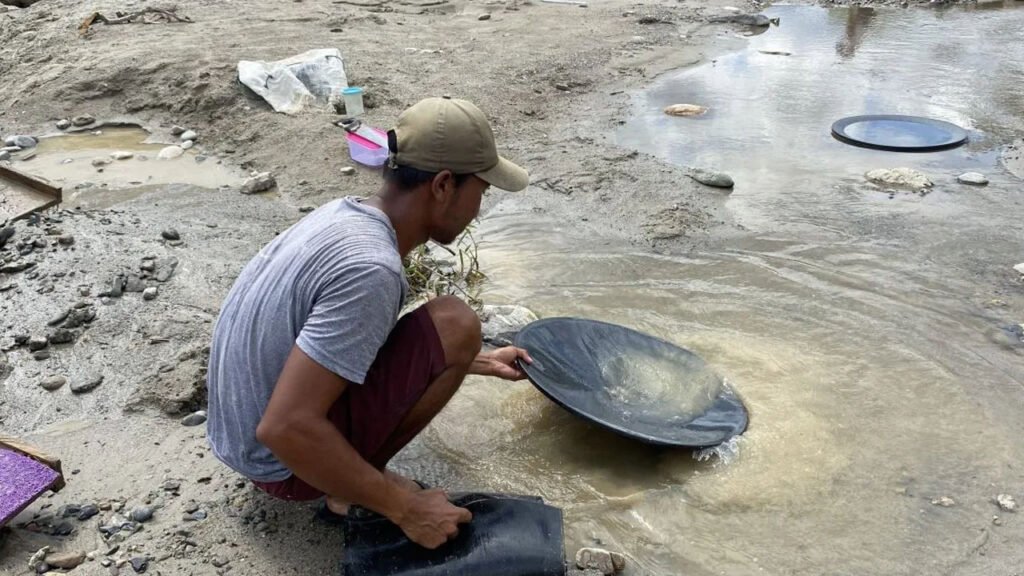 Kebun Rusak, Warga Aceh Tenggara Mendulang Emas di Sungai Pascabanjir