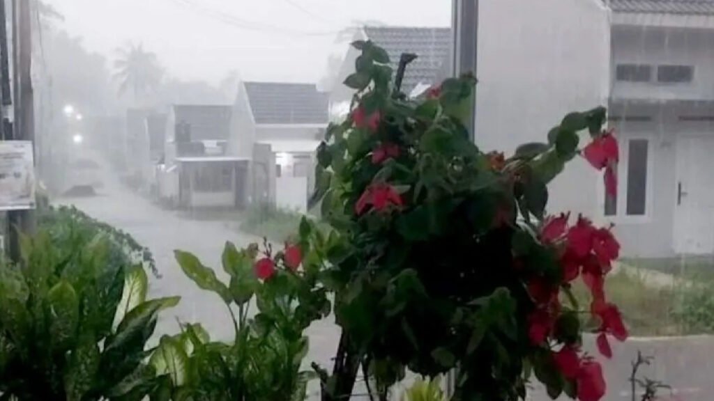 BMKG Imbau Masyarakat Waspada Cuaca Ekstrem saat Masa Pancaroba